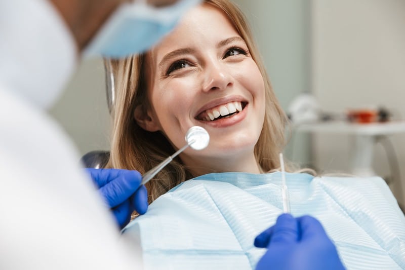 Wie verläuft eine Behandlung mit einer Kompositfüllung - Zahnarzt Giessen - Zahnzentrum Dr. Roeder und Kollegen